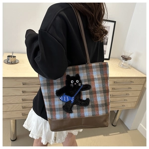 Détail du cabas à carreaux avec broderie chat 3D et base en similicuir marron foncé