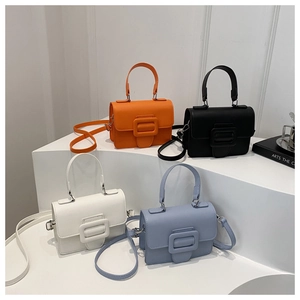 Quatre sacs bandoulière élégants en orange, noir, beige et bleu avec grande boucle
