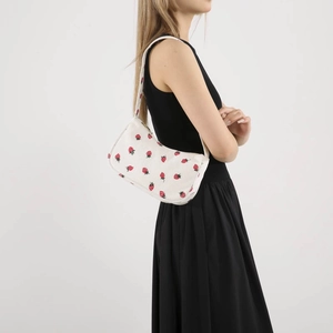 Sac sous le bras en velours côtelé blanc avec broderie fraise et forme demi-lune