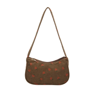 Braune Cord-Hobo-Tasche mit Erdbeerdruck und Reißverschluss auf weißem Hintergrund