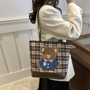 Sac cabas à carreaux marron avec broderie ours et base en cuir pour usage quotidien