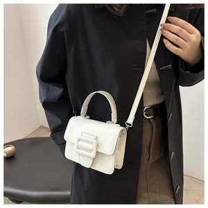 Détail du mini sac blanc à boucle surdimensionnée et bandoulière en cuir réglable