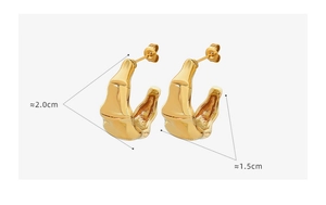 Détail des boucles d'oreilles C dorées texture bambou avec dimensions de 2,0 cm