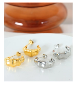 Vue détaillée de boucles d'oreilles en forme de C texturées bambou or et argent
