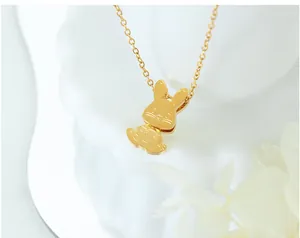 Détail macro du pendentif lapin en or poli montrant une texture micro-sculptée