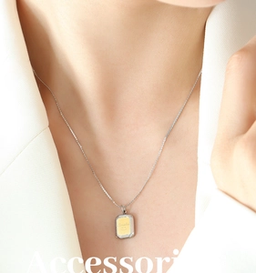 Détail du collier argenté avec pendentif rectangle plaqué or gravé d'un sourire