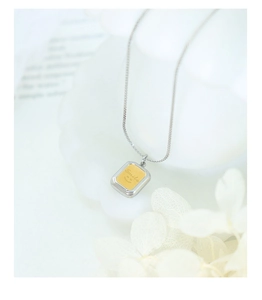 Vue macro du pendentif rectangulaire bicolore avec gravure Smile et insert doré