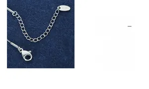 Détail du fermoir mousqueton et chaîne d'extension avec plaque gravée K18 en argent
