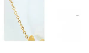 Détail d'un élégant collier en titane doré avec un pendentif lapin du zodiaque mignon