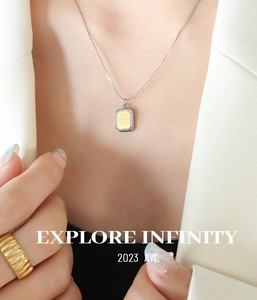 Détail du collier argenté avec pendentif Smile et bague dorée sur un mannequin