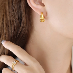 Boucles d'oreilles bambou vintage et bague double rangée avec zircon rectangulaire