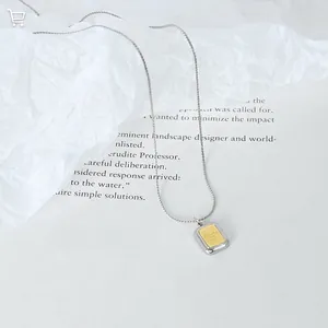Collier géométrique en acier de style français avec pendentif Smile doré sur livre