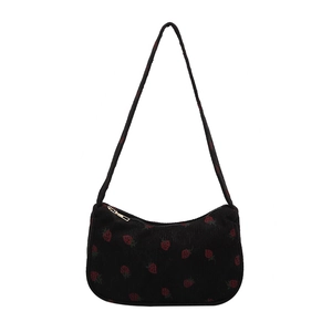 Sac croissant noir minimaliste avec broderie fraises et texture en velours côtelé