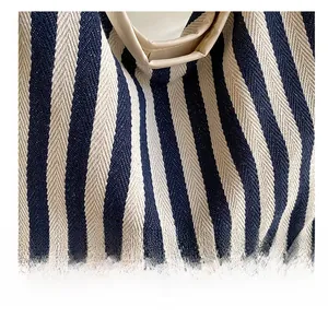 Vue macro du tissu en toile rayé bleu marine et blanc avec tissage texturé de qualité
