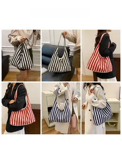Vues détaillées de sacs fourre-tout en toile rayée noir, rouge et bleu sur modèles