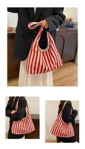Détail d'un sac cabas en toile à rayures rouges et blanches, grande capacité et texture souple
