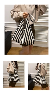Vues détaillées d'un sac cabas en maille rayé noir et blanc montrant le porté main et épaule