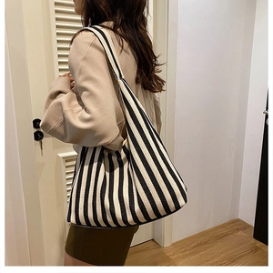 Gros plan d'un sac cabas en toile rayée montrant les détails des rayures noires et blanches