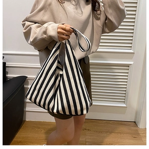 Détail du sac cabas en toile à rayures verticales noires et blanches avec poignée