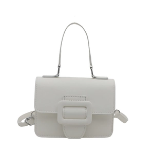 Sac à main minimaliste en similicuir blanc avec grande boucle et bandoulière amovible