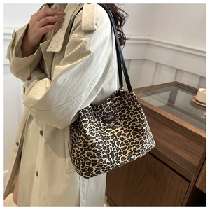 Dettaglio della borsa tote leopardata che mostra capienza e consistenza del tessuto