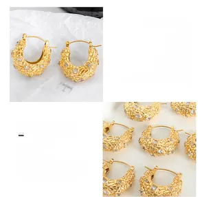 Détail de boucles d'oreilles en acier titane plaqué or en U avec oxydes de zirconium