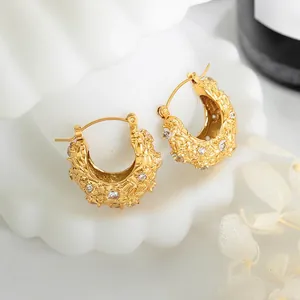 Boucles d'oreilles créoles dorées 18 carats avec zircons sur décor coquillage