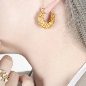 Boucles d'oreilles vintage en or avec design croissant texturé et zircon étincelant