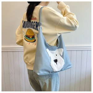 Borsa tote in ecopelle celeste con simpatica toppa a forma di cane bianco di peluche