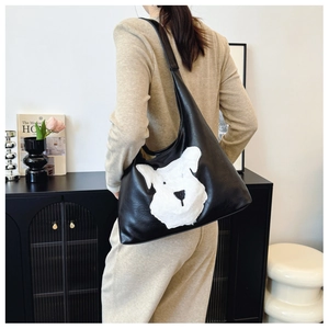 Borsa Hobo nera in pelle PU con toppa a forma di cane in peluche bianco e grande capacità
