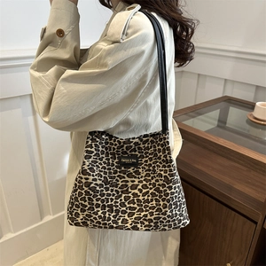 Borsa tote leopardata capiente con cinturini in pelle nera per il pendolarismo femminile