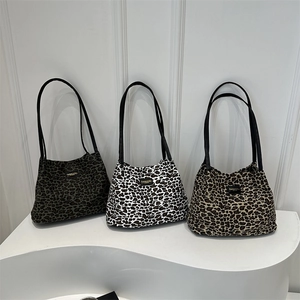 Tre borse tote in maglia leopardata nei colori verde, bianco e marrone con tracolla