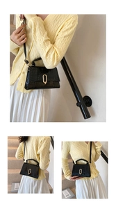 Détails du sac à bandoulière motif crocodile avec boucle en métal doré en forme de U