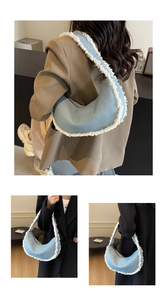 Détail du sac bandoulière demi-lune en jean bleu clair avec des franges blanches élégantes