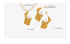 Détails de parure dorée avec pendentifs à texture irrégulière et perles en verre blanc