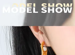 Gros plan de boucles d'oreilles vintage en or avec perle blanche sur une mannequin