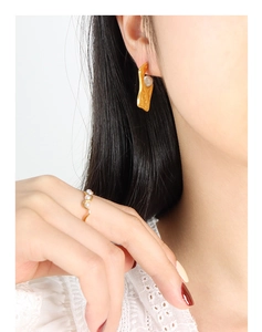 Gros plan d'un ensemble de boucles d'oreilles et bague en perles de style rétro français