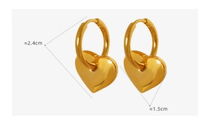 Dettaglio orecchini a cerchio con cuore in oro 18K e misure di 2,4 cm per 1,5 cm