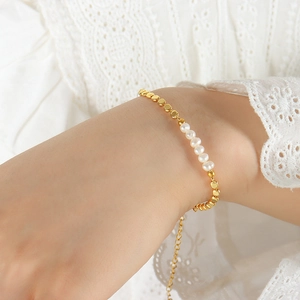 Bracelet élégant pour femme en perles dorées et perles d'eau douce avec chaîne réglable
