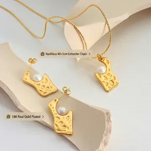 Parure de bijoux plaqué or 18 carats style français avec pendentifs texturés et perles