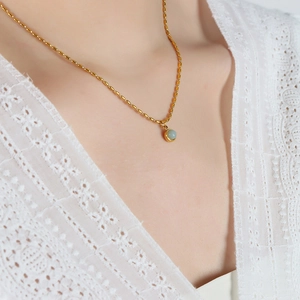 Collier élégant à chaîne à billes dorées avec pendentif rond en pierre vert pâle