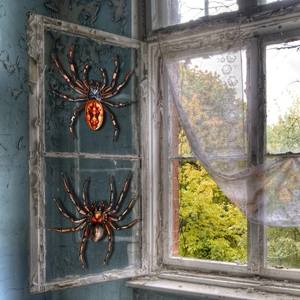 Macro-opname van realistische Halloween-spin raamstickers met 3D-effect op glas