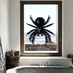 Realistische zwarte spin raamsticker voor Halloween op glas met uitzicht op zee achtergrond