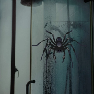 Enge zwarte spin raamsticker op mistig glas voor Halloween badkamer decoratie
