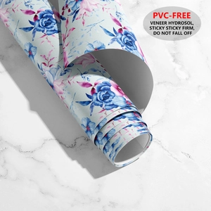 Makro-Seitenansicht der blau-rosa Blumen-Tapete selbstklebend und PVC-frei mit Rosendesign
