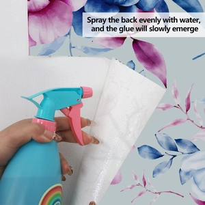 Detailansicht der wasseraktivierten Blumen-Tapete mit Anleitung zum Sprühen des Klebers