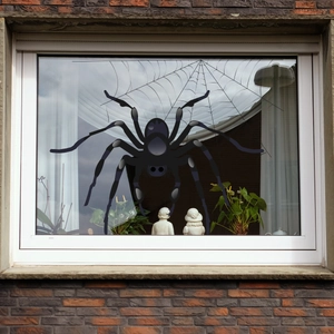 Detail van Halloween statische raamstickers met een reuzenspin en blauw spinnenweb