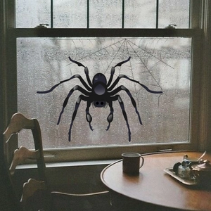 Detail van Halloween raamsticker met zwarte spin en spinnenweb op een glazen oppervlak