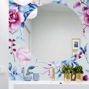 Details der floralen Aquarell-Tapete mit rosa Rosen und blauen Blättern im Badezimmer