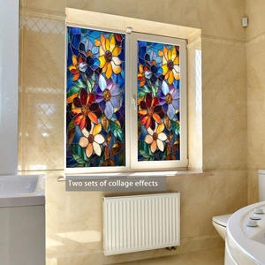 Détail du film de fenêtre tournesol coloré avec effet mosaïque sur le verre de la salle de bain